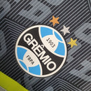 Camisa Grêmio Treino 23/24 - Torcedor Umbro Masculina - Cinza com detalhes em azul e branco