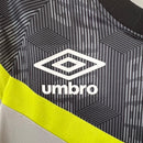 Camisa Grêmio Treino 23/24 - Torcedor Umbro Feminina - Cinza com detalhes em preto e amarelo