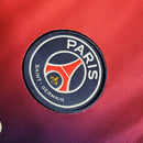 Camisa Paris Saint-Germain Treino 23/24 - Torcedor Nike Masculina - Vermelha com detalhes em azul e branco