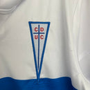 Kit Infantil Universidad Católica I Under Armour 23/24 - Branco com detalhes em azul e vermelho