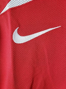 Camisa Retrô Manchester United I 2005 - Masculina Nike - Vermelha com detalhes em preto e branco