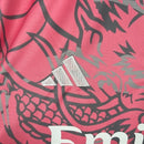 Camisa Real Madrid Edição Especial 23/24 - Torcedor Adidas Masculina - Rosa com detalhes em branco e cinza