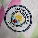 Camisa Manchester City Treino 23/24 - Torcedor Puma Masculina - Branca com detalhes em verde e rosa