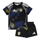 Kit Infantil Leeds III 25/26 - Adidas - Preto com detalhes em azul e amarelo