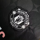 Camisa Manchester United Treino Edição Especial 24/25 - Torcedor Adidas Masculina - Preta com detalhes multicoloridas