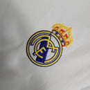 Kit Infantil Real Madrid I manga longa 23/24 - Adidas - Branco com detalhes em preto e amarelo