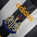 Camisa Newcastle United I Retrô 95/97 - Adidas Masculina - Branca com listras pretas e detalhes em amarelo