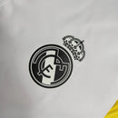 Jaqueta Corta-Vento Real Madrid 23/24 - Masculina Adidas - Branca com detalhes em azul e amarelo