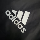 Jaqueta Corta-Vento Manchester United 23/24 - Masculina Adidas - Preta com detalhes em vermelho