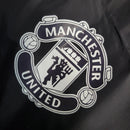 Jaqueta Corta-Vento Manchester United 23/24 - Masculina Adidas - Preta com detalhes em vermelho