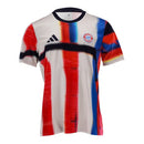 Camisa Bayern de Munique Pré-jogo 25/26 - Torcedor Adidas Masculina - Branca com detalhes em vermelho e azul