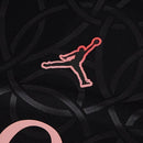 Camisa Paris Saint-Germain Pré-jogo 24/25 - Torcedor Jordan Masculina - Preta com detalhes em cinza e rosa