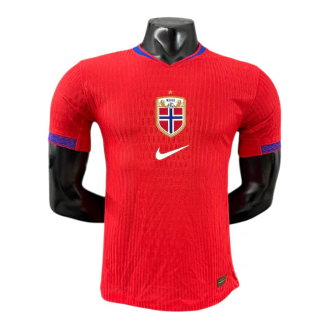 Camisa Seleção Noruega I 25/26 - Jogador Nike Masculina - Vermelha com detalhes em azul
