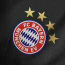 Jaqueta Corta-Vento Bayern de Munique 23/24 - Masculina Adidas - Preta com detalhes em azul