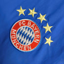 Jaqueta Corta-Vento Bayern de Munique 23/24 dupla face - Masculina Adidas - Azul com detalhes em vermelho