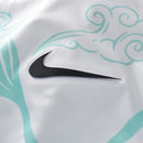 Camisa Chelsea Pré-jogo Edição especial Ano do Cavalo 26/27 - Torcedor Nike Masculina - Branca com detalhes em verde