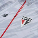 Jaqueta Corta-Vento São Paulo 26/27 - Masculina New Balance - Cinza com detalhes em vermelho