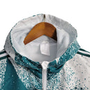 Jaqueta Corta-Vento Bayern de Munique 23/24 - Masculina Adidas - Branca com detalhes em verde
