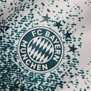 Jaqueta Corta-Vento Bayern de Munique 23/24 - Masculina Adidas - Branca com detalhes em verde