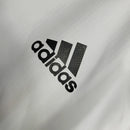 Jaqueta Corta-Vento Real Madrid 23/24 - Masculina Adidas - Branca com listras pretas