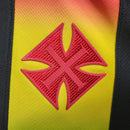 Camisa Vasco da Gama II Edição especial LGBTQIAPN+ 23/24 - Torcedor Kappa Feminina - Preta com detalhes na faixa nas cores de um Arco-íris