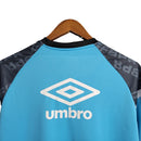 Camisa Grêmio Treino 23/24 - Torcedor Umbro Masculina - Azul com detalhes em cinza