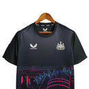 Camisa Newcastle Treino 23/24 - Torcedor Castore Masculina - Preta com detalhes em rosa e azul