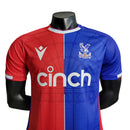 Camisa Crystal Palace I 23/24 - Jogador Macron Masculina - Vermelha e azul com detalhes em branco