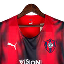 Camisa Cerro Portenho I 23/24 - Torcedor Puma Masculina - Vermelha com detalhes em azul e branca