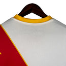 Camisa Rayo Vallecano I 23/24 - Torcedor Umbro Masculina - Branca com detalhes em vermelho e amarelo