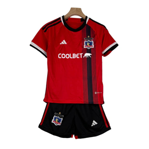 Kit Infantil Colo Colo II Adidas 23/24 - Vermelho com detalhes em preto e branco