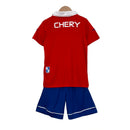 Kit Infantil Universidad Católica II Under Armour 23/24 - Vermelho com detalhes em azul e branco