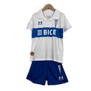 Kit Infantil Universidad Católica I Under Armour 23/24 - Branco com detalhes em azul e vermelho