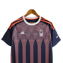 Camisa Nottingham Forest Edição Especial 23/24 - Masculina Adidas - Azul com detalhes em laranja e branco