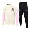 Conjunto Paris Saint-Germain Treino 24/25 - Masculino Jordan - Bege e preto com detalhes em rosa