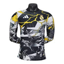 Camisa Real Madrid Pré-jogo Marvel Avengers 25/26 manga longa - Jogador Adidas Masculina - Branca com detalhes em preto e amarelo