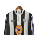 Camisa Retrô Newcastle 1997/1999 manga longa - Masculina Adidas - Branca com listras pretas e detalhes em azul