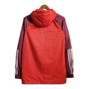 Jaqueta Corta-Vento Manchester United 23/24 - Masculina Adidas - Vermelha com detalhes em vinho