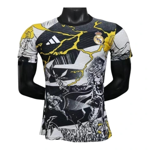 Camisa Real Madrid Pré-jogo Marvel Avengers 25/26 - Jogador Adidas Masculina - Branca com detalhes em preto e amarelo