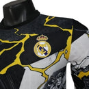 Camisa Real Madrid Pré-jogo Marvel Avengers 25/26 manga longa - Jogador Adidas Masculina - Branca com detalhes em preto e amarelo