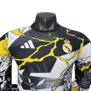 Camisa Real Madrid Pré-jogo Marvel Avengers 25/26 manga longa - Jogador Adidas Masculina - Branca com detalhes em preto e amarelo