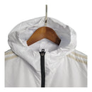 Jaqueta Corta-Vento Real Madrid 23/24 - Masculina Adidas - Branca e preta com detalhes em bege