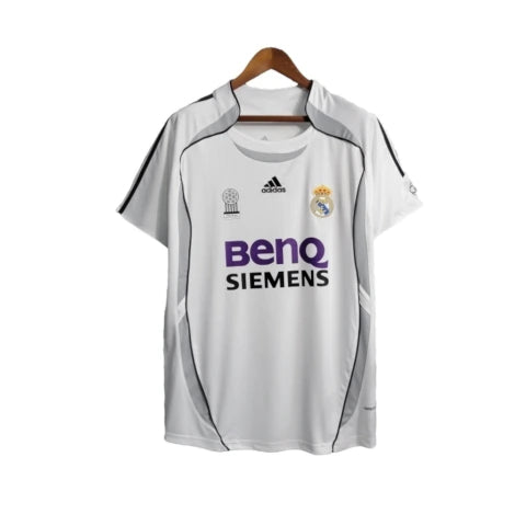 Camisa Retrô Real Madrid I 06/07 - Masculina Adidas - Branca com detalhes em preto e cinza