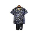 Kit Infantil Manchester City Edição especial 23/24 - Puma - Preto com detalhes em azul e amarelo
