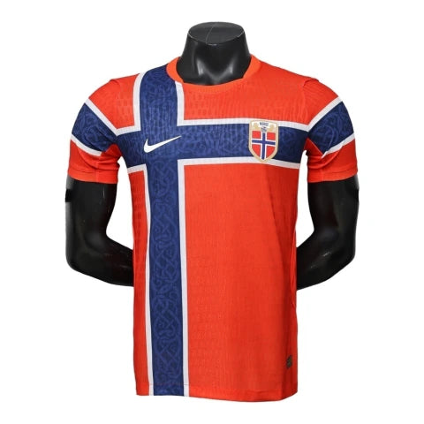 Camisa Seleção Noruega I 26/27 - Jogador Nike Masculina - Vermelha com detalhes em azul